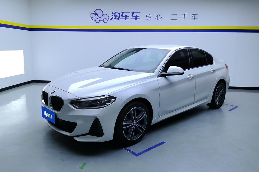 BMW 1-Series 2023 — фото автомобиля 1