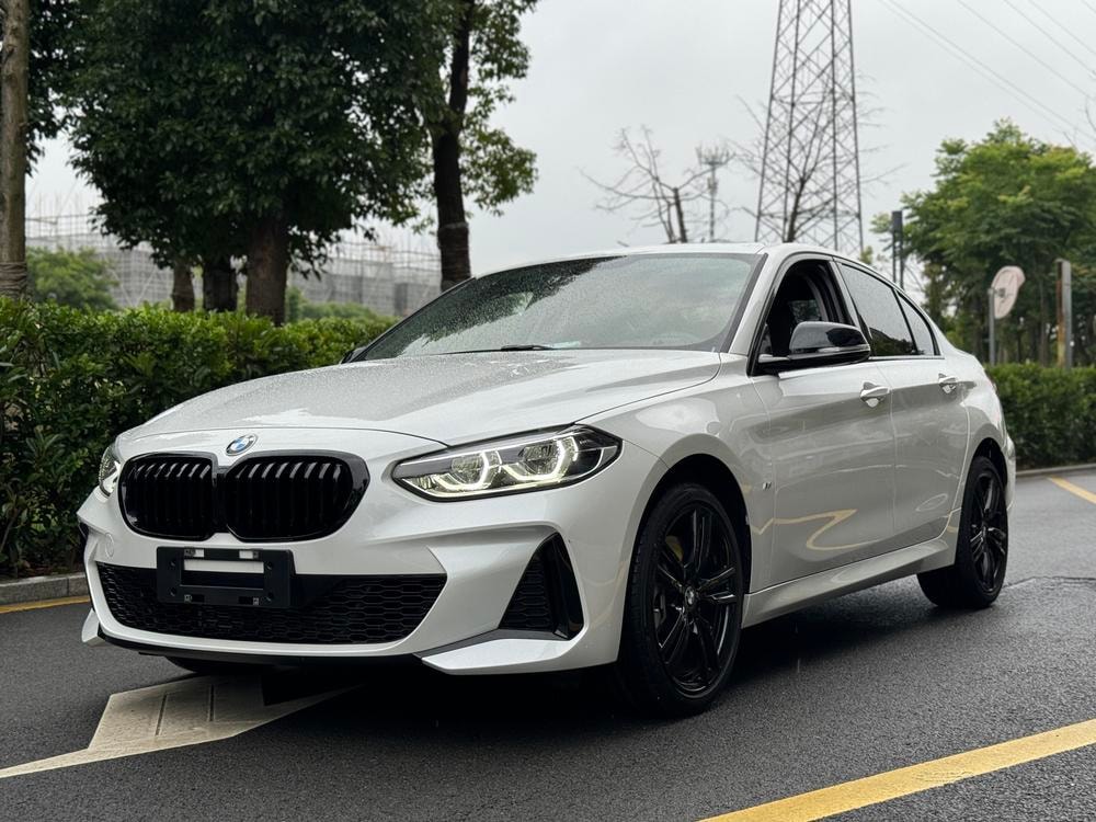 BMW 1-Series 2023 — фото автомобиля