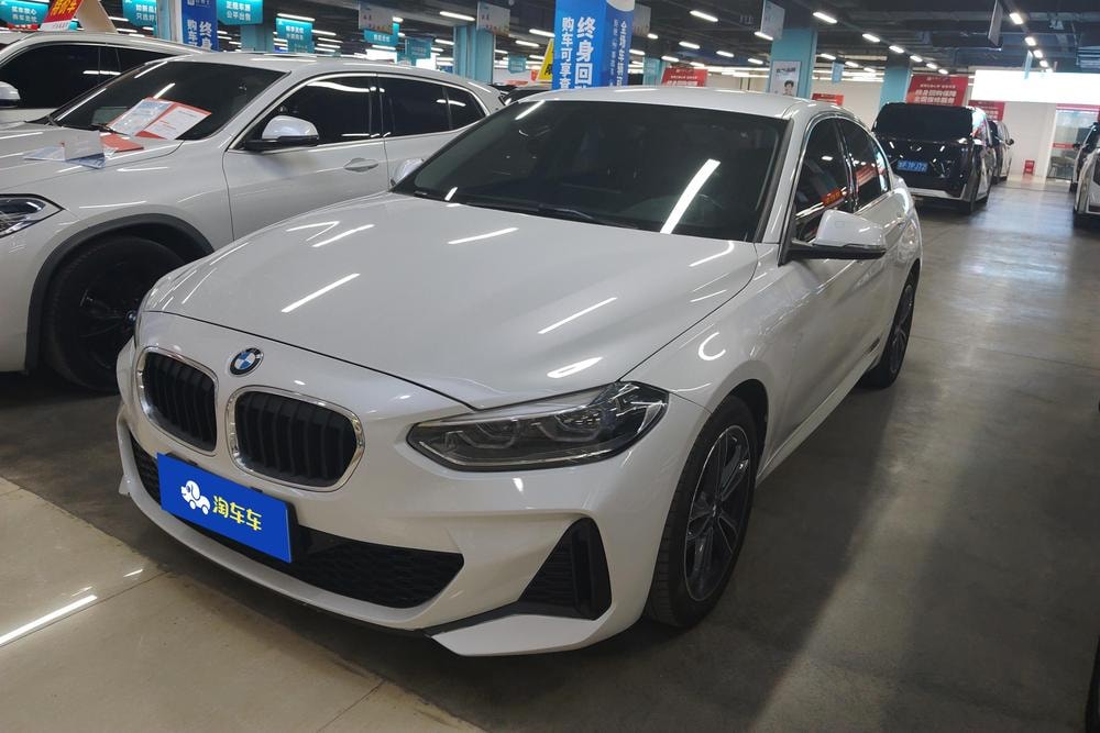 BMW 1-Series 2023 — фото автомобиля 1