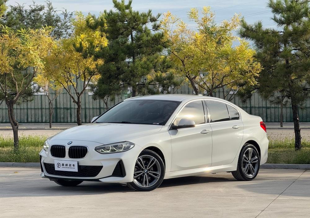 BMW 1-Series 2023 — фото автомобиля 1