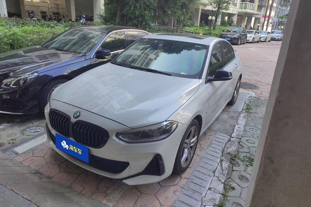 BMW 1-Series 2023 — фото автомобиля 1