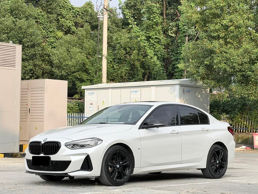 BMW 1-Series 2023 — фото автомобиля 1