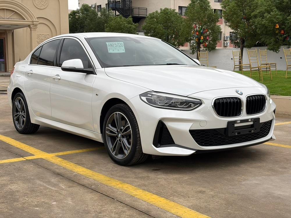 BMW 1-Series 2023 — фото автомобиля 1