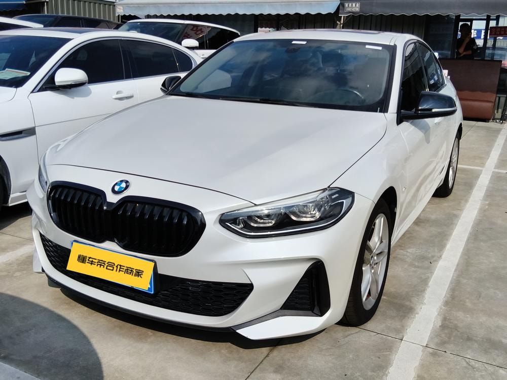 BMW 1-Series 2023 — фото автомобиля 1