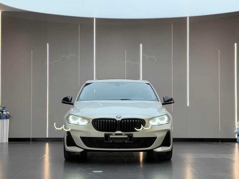 BMW 1-Series 2021 — фото автомобиля 1