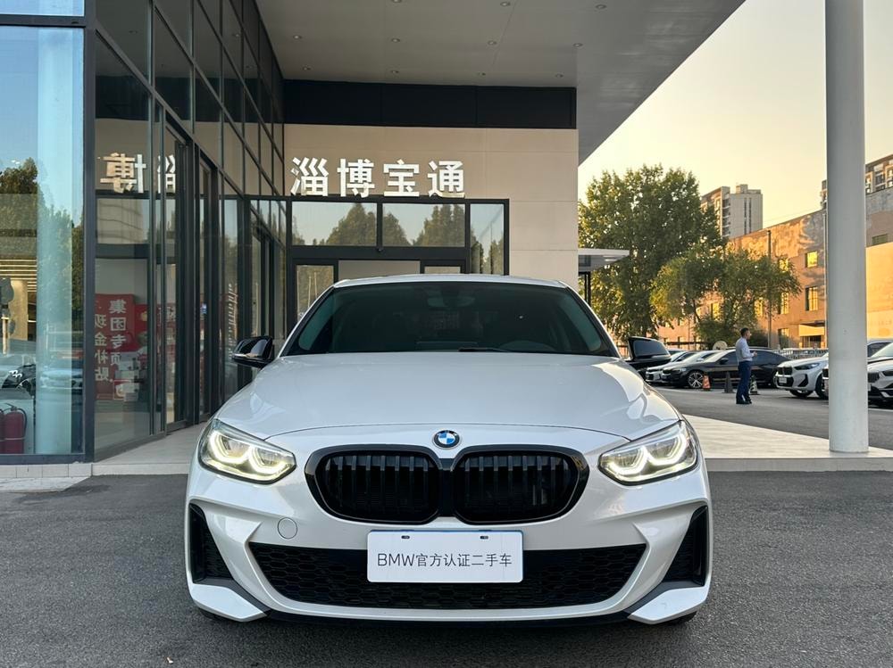 BMW 1-Series 2023 — фото автомобиля 1