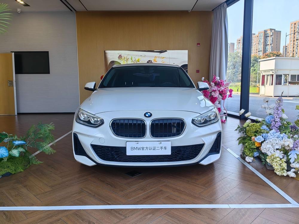 BMW 1-Series 2021 — фото автомобиля