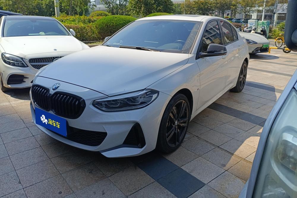 BMW 1-Series 2023 — фото автомобиля 1