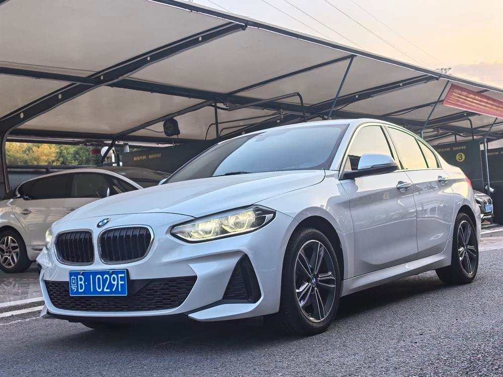BMW 1-Series 2022 — фото автомобиля 1