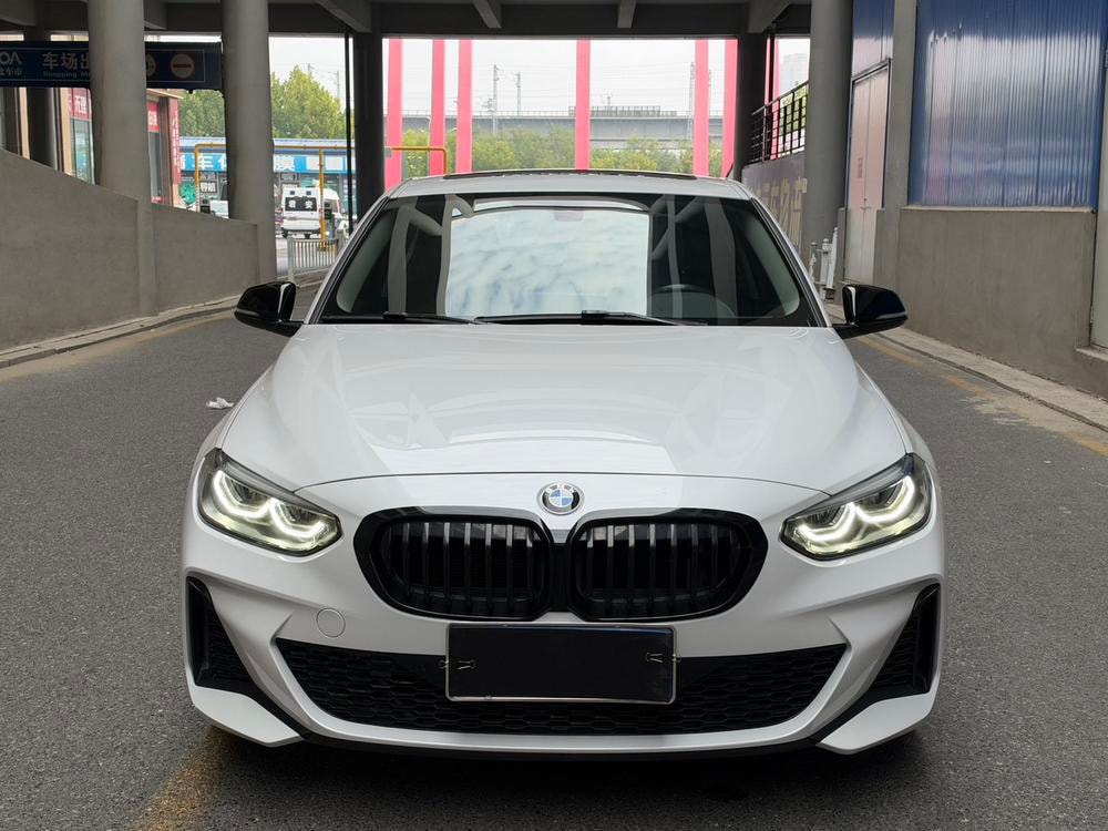 BMW 1-Series 2023 — фото автомобиля 1