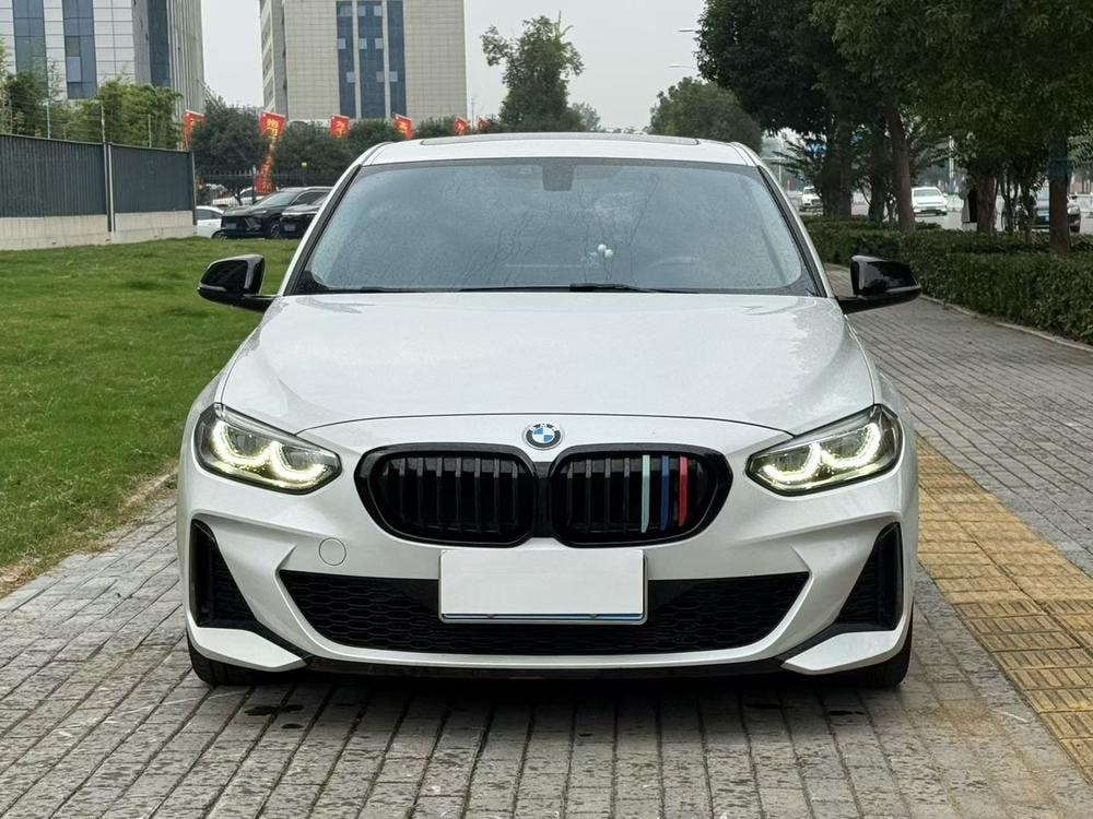 BMW 1-Series 2023 — фото автомобиля 1