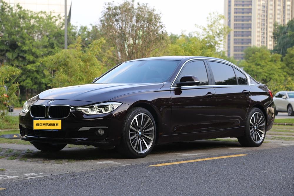 BMW 3-Series 2018 — фото автомобиля 1