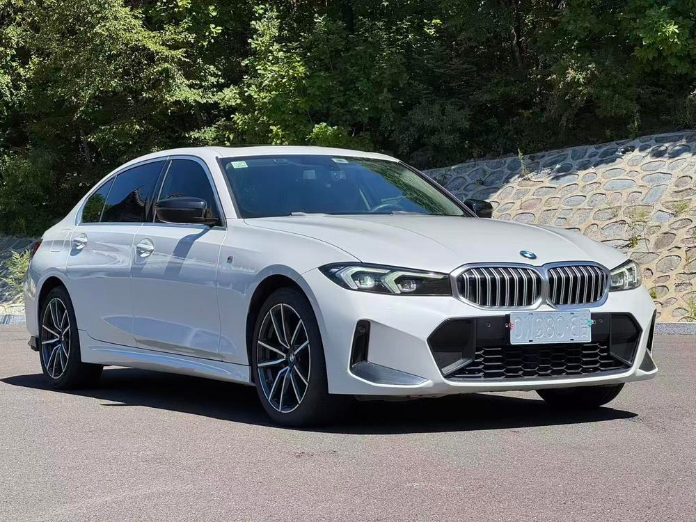 BMW 3-Series 2023 — фото автомобиля