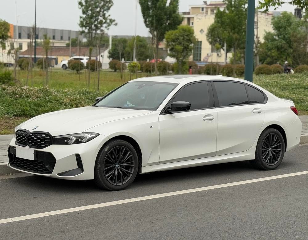 BMW 3-Series 2023 — фото автомобиля