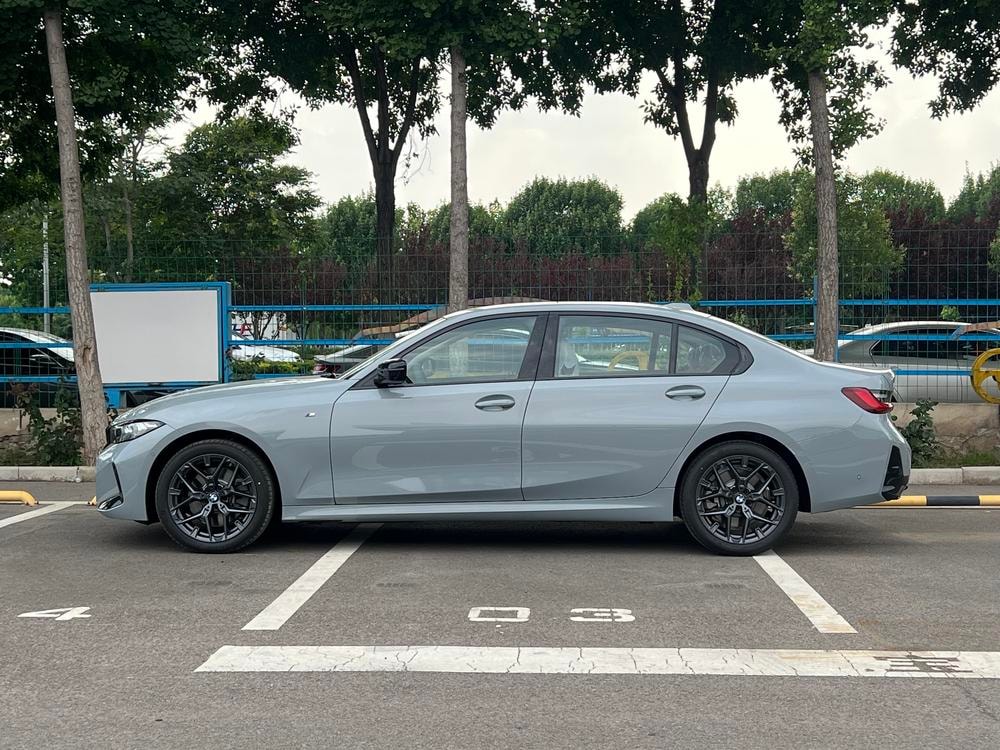 BMW 3-Series 2025 — фото автомобиля 1