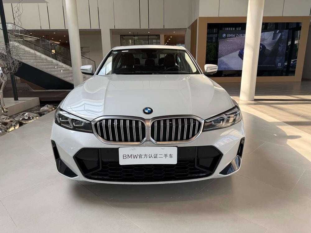 BMW 3-Series 2023 — фото автомобиля