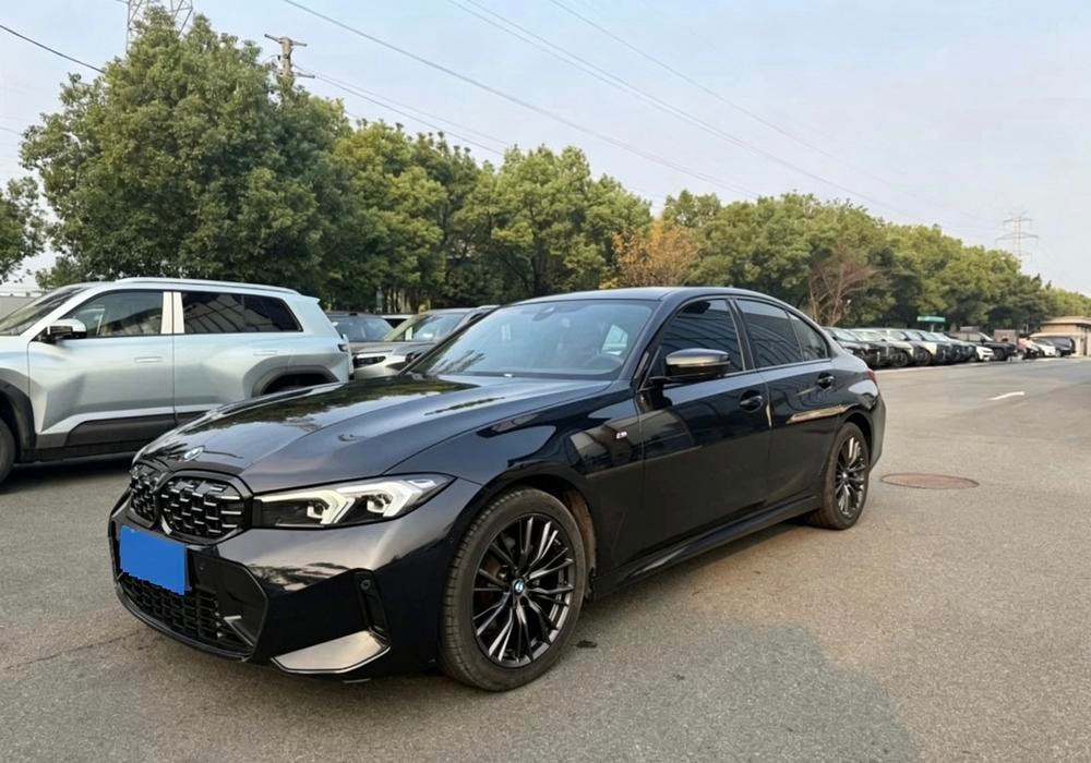 BMW 3-Series 2023 — фото автомобиля