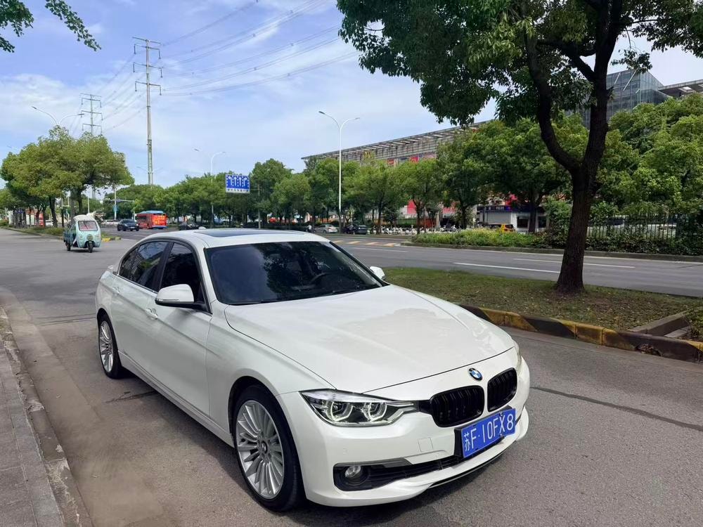 BMW 3-Series 2018 — фото автомобиля 1