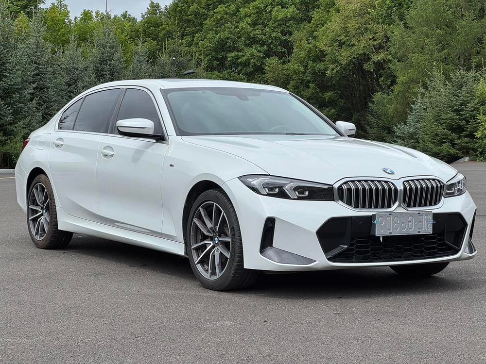 BMW 3-Series 2023 — фото автомобиля