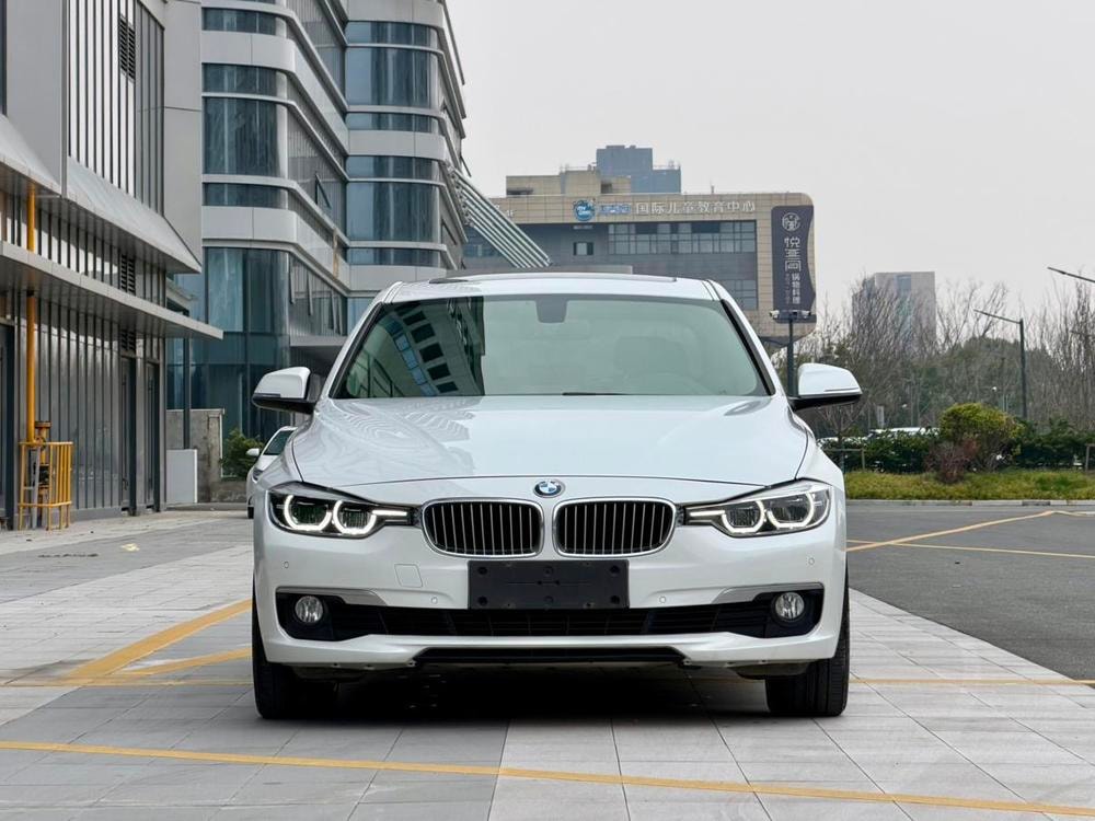 BMW 3-Series 2018 — фото автомобиля 1