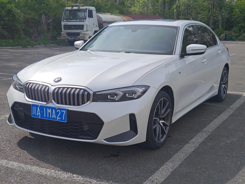 BMW 3-Series 2023 — фото автомобиля 1