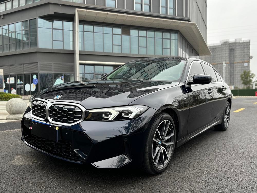 BMW 3-Series 2023 — фото автомобиля