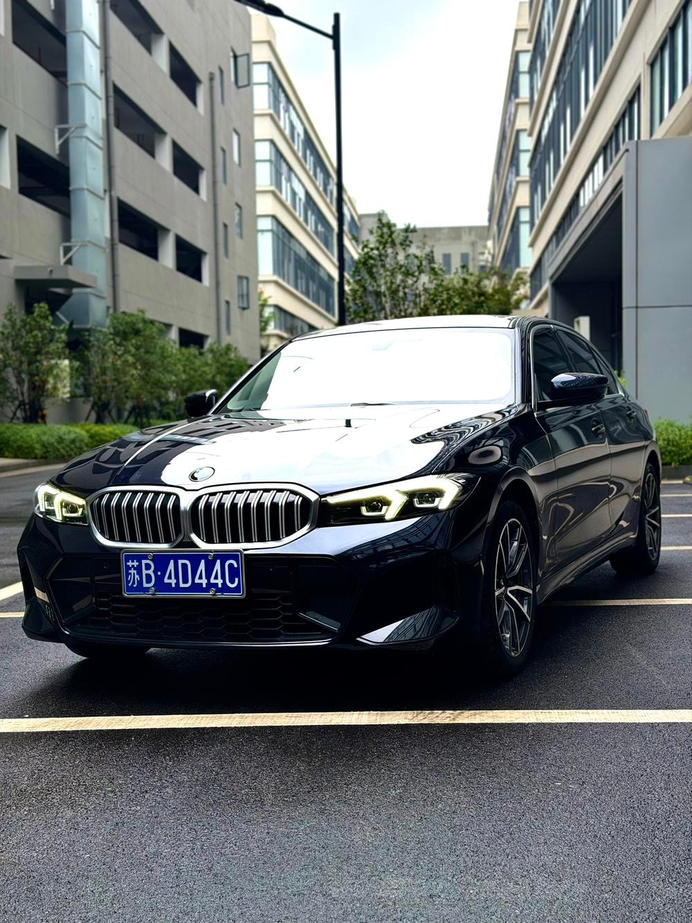 BMW 3-Series 2023 — фото автомобиля