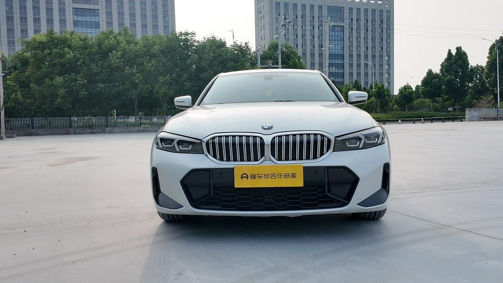 BMW 3-Series 2023 — фото автомобиля
