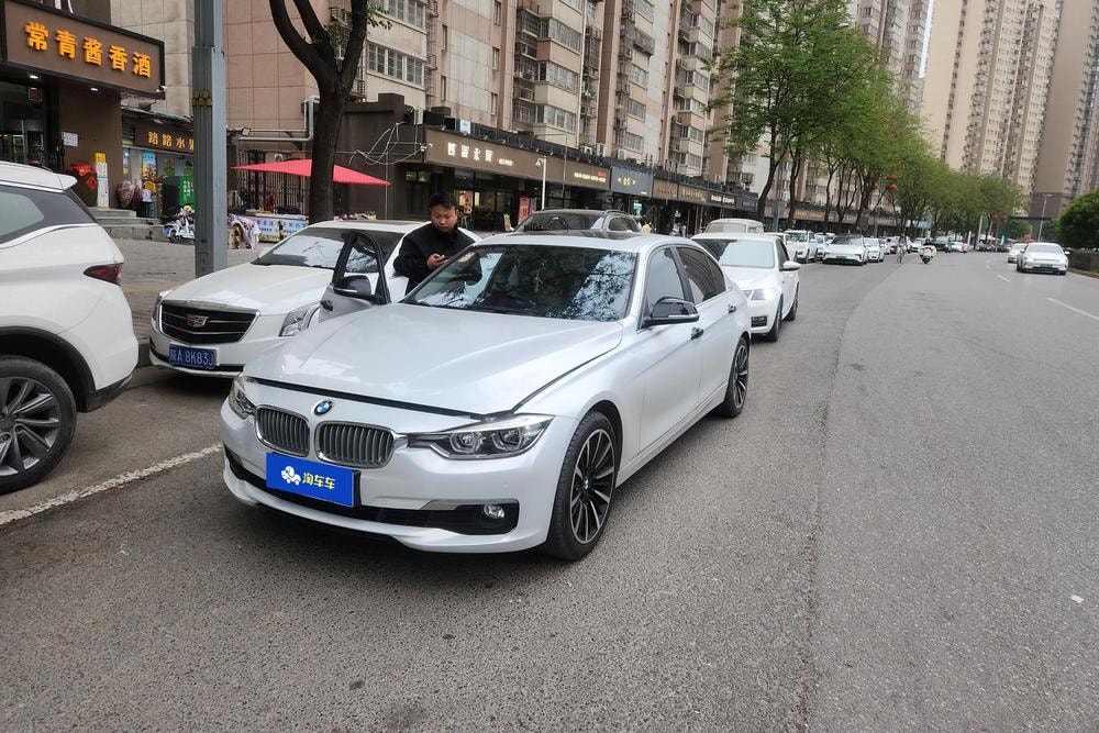 BMW 3-Series 2018 — фото автомобиля 1