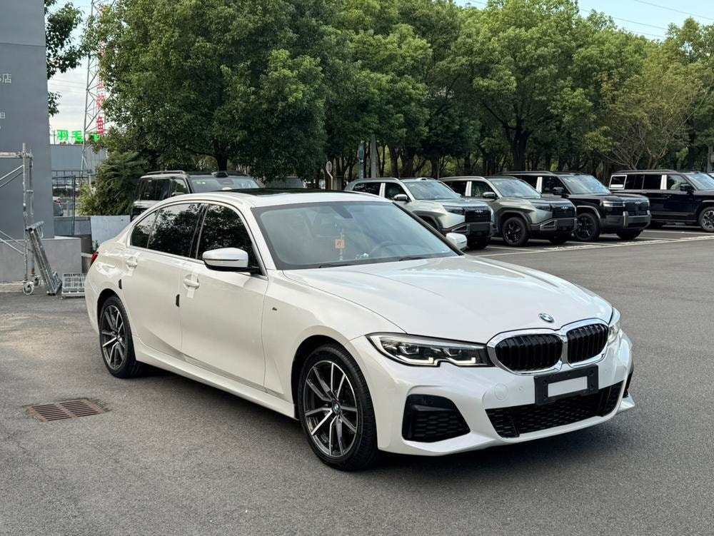 BMW 3-Series 2022 — фото автомобиля 1