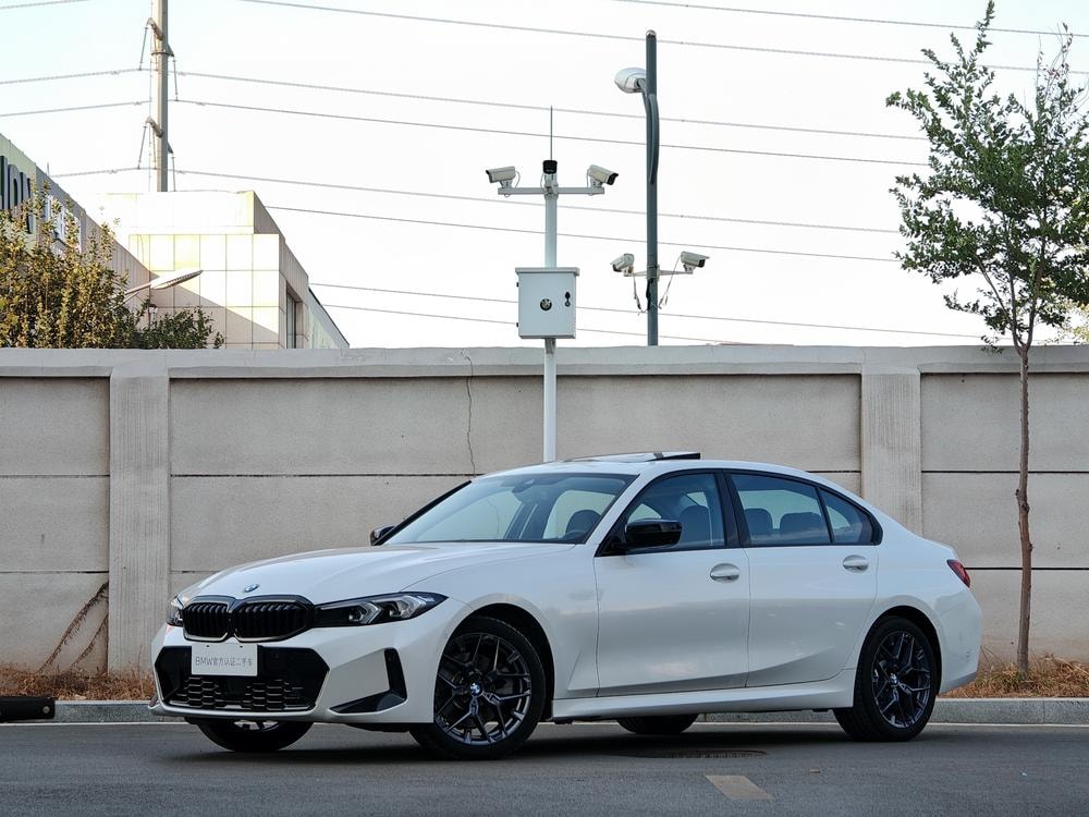BMW 3-Series 2025 — фото автомобиля 1