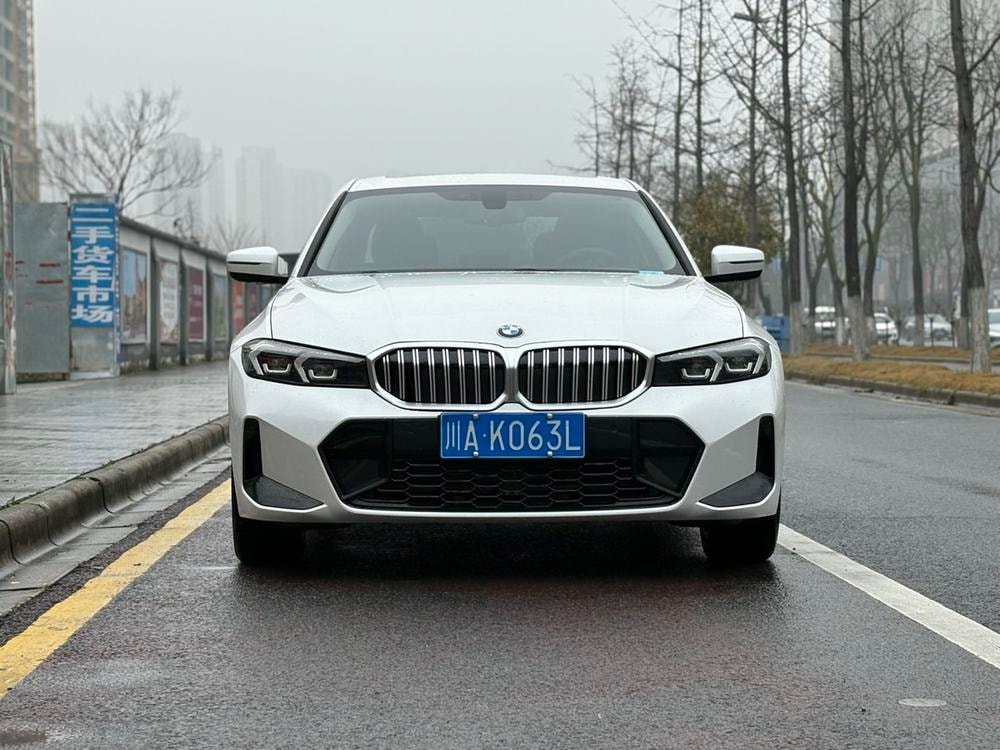 BMW 3-Series 2023 — фото автомобиля
