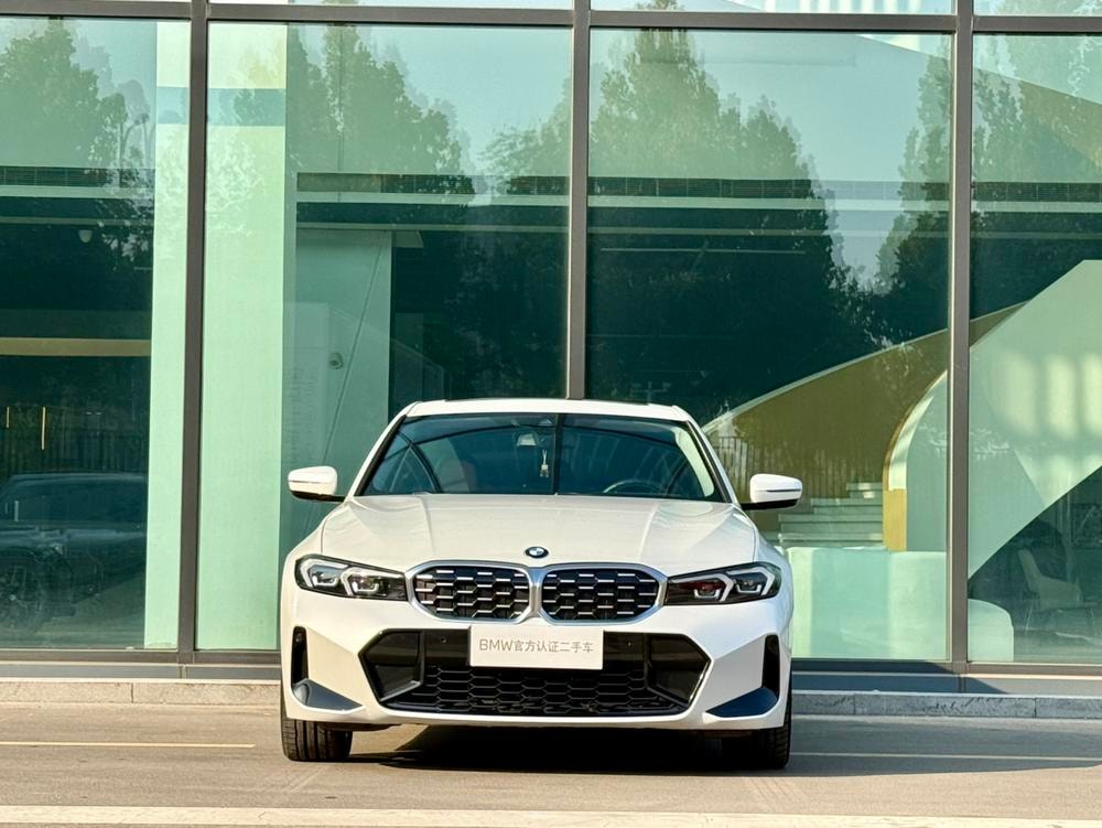 BMW 3-Series 2025 — фото автомобиля 1