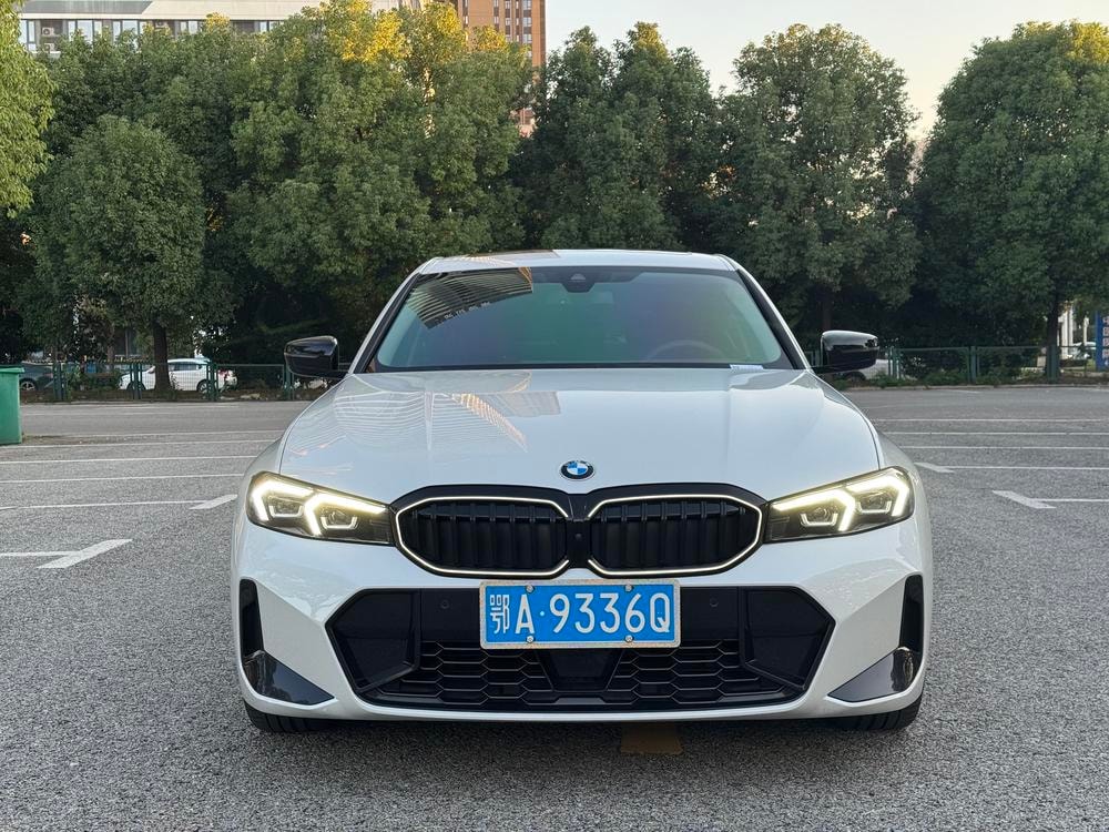 BMW 3-Series 2025 — фото автомобиля 1