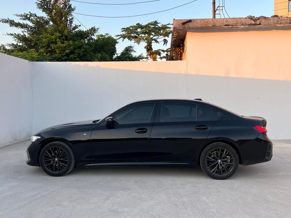 BMW 3-Series 2023 — фото автомобиля 1