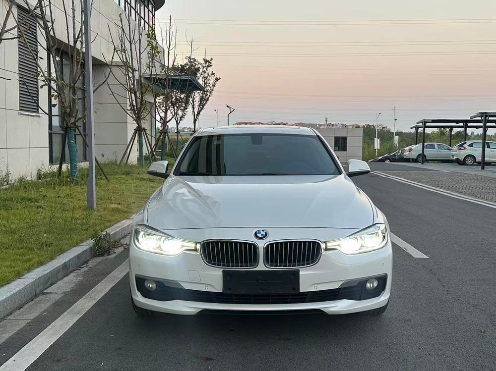 BMW 3-Series 2018 — фото автомобиля
