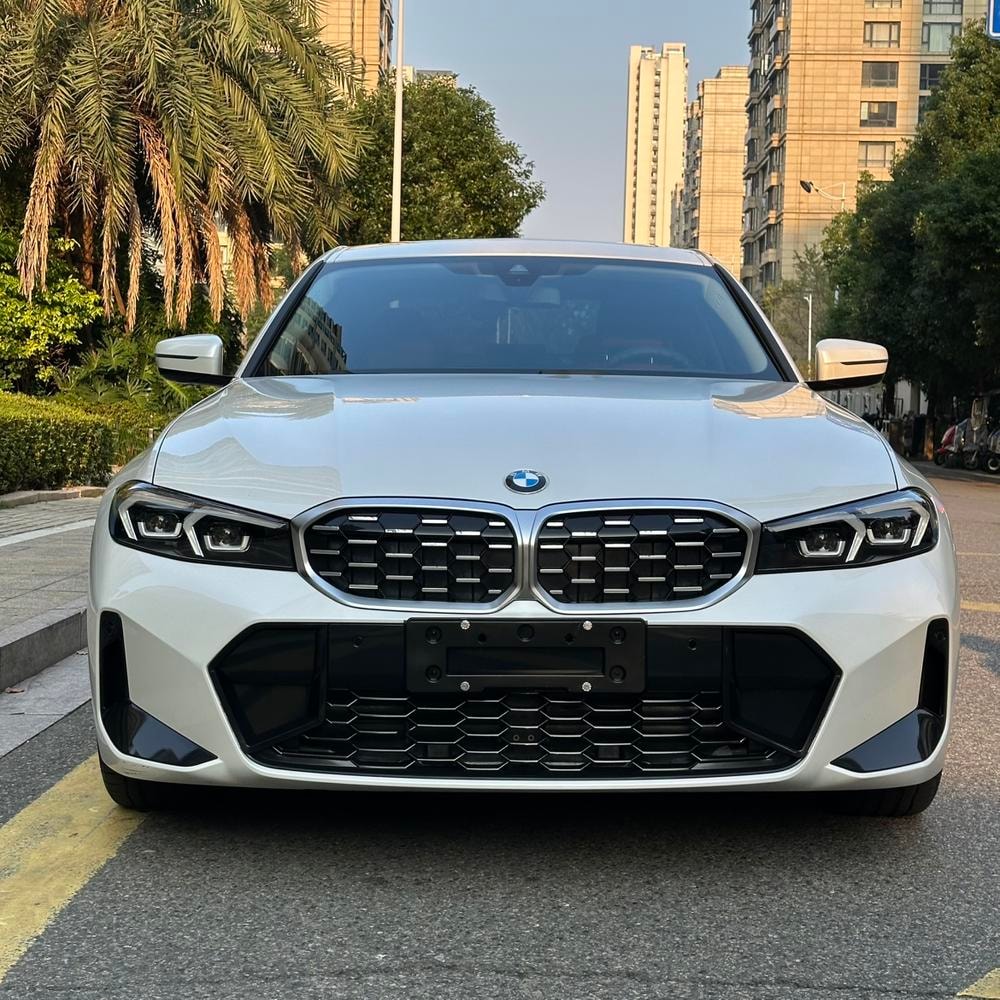 BMW 3-Series 2023 — фото автомобиля