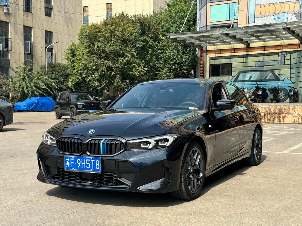 BMW 3-Series 2025 — фото автомобиля