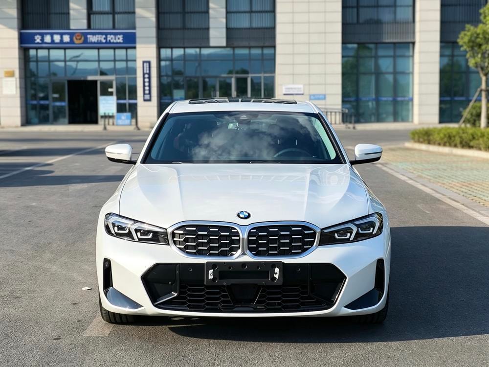 BMW 3-Series 2025 — фото автомобиля