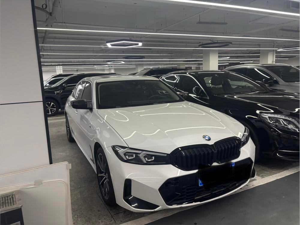 BMW 3-Series 2023 — фото автомобиля