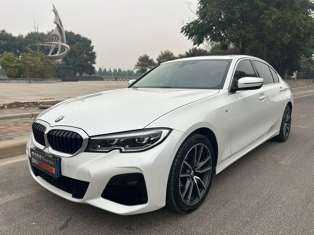 BMW 3-Series 2022 — фото автомобиля