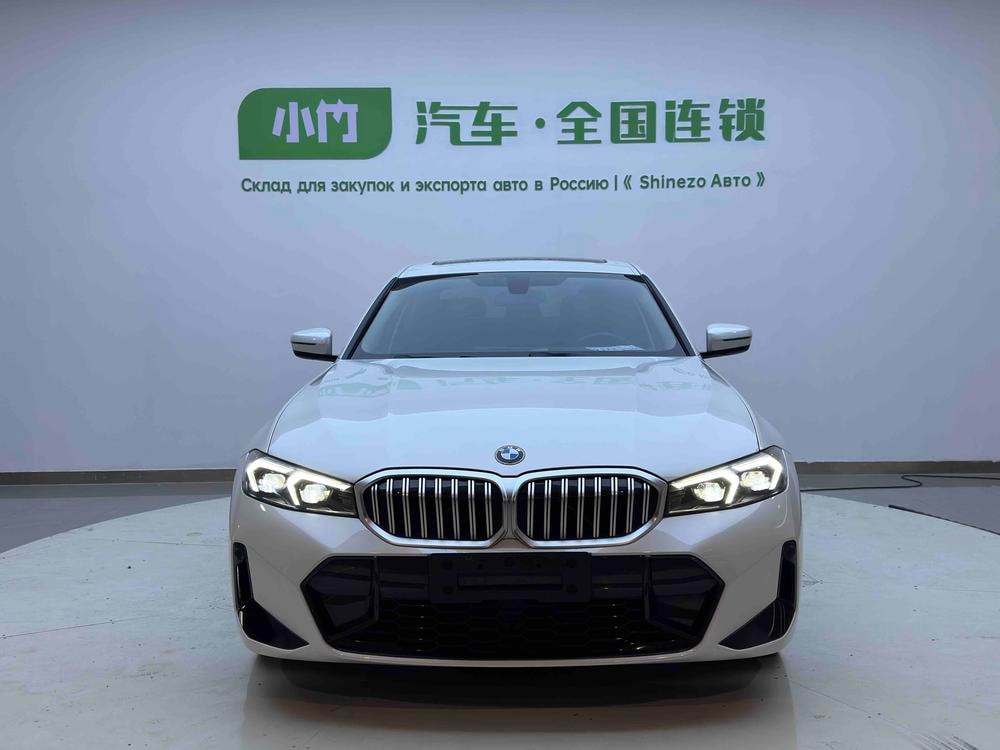 BMW 3-Series 2023 — фото автомобиля