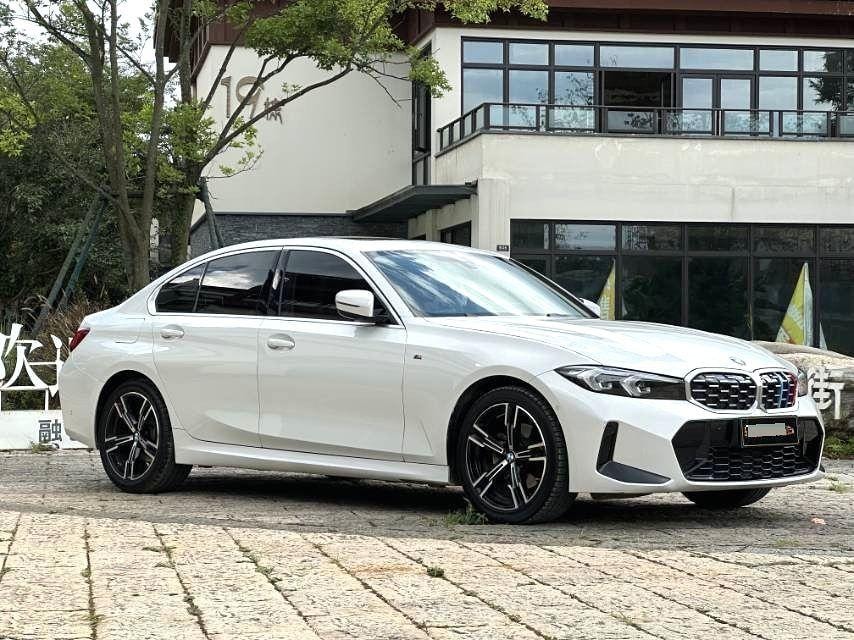BMW 3-Series 2023 — фото автомобиля