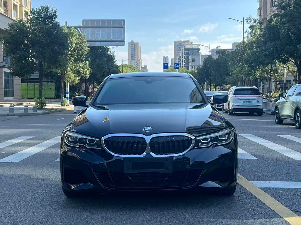 BMW 3-Series 2021 — фото автомобиля