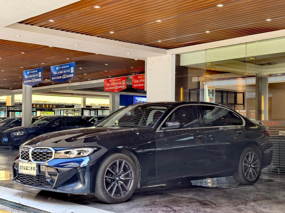 BMW 3-Series 2023 — фото автомобиля