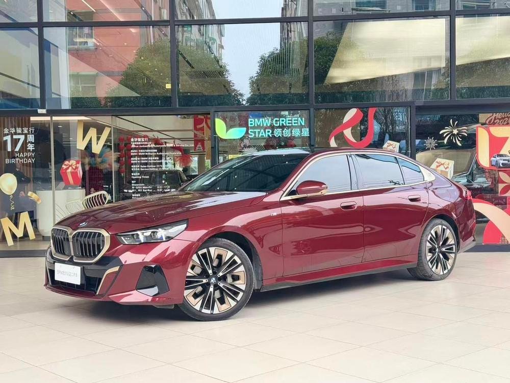 BMW 5-Series 2024 — фото автомобиля 1