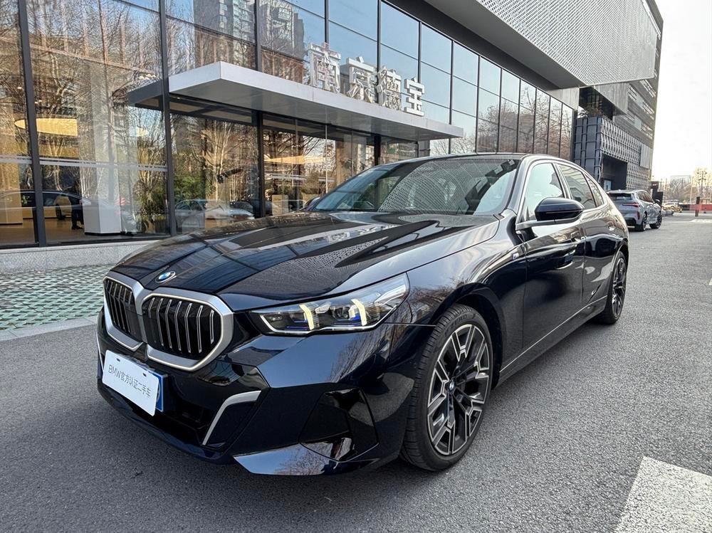 BMW 5-Series 2025 — фото автомобиля