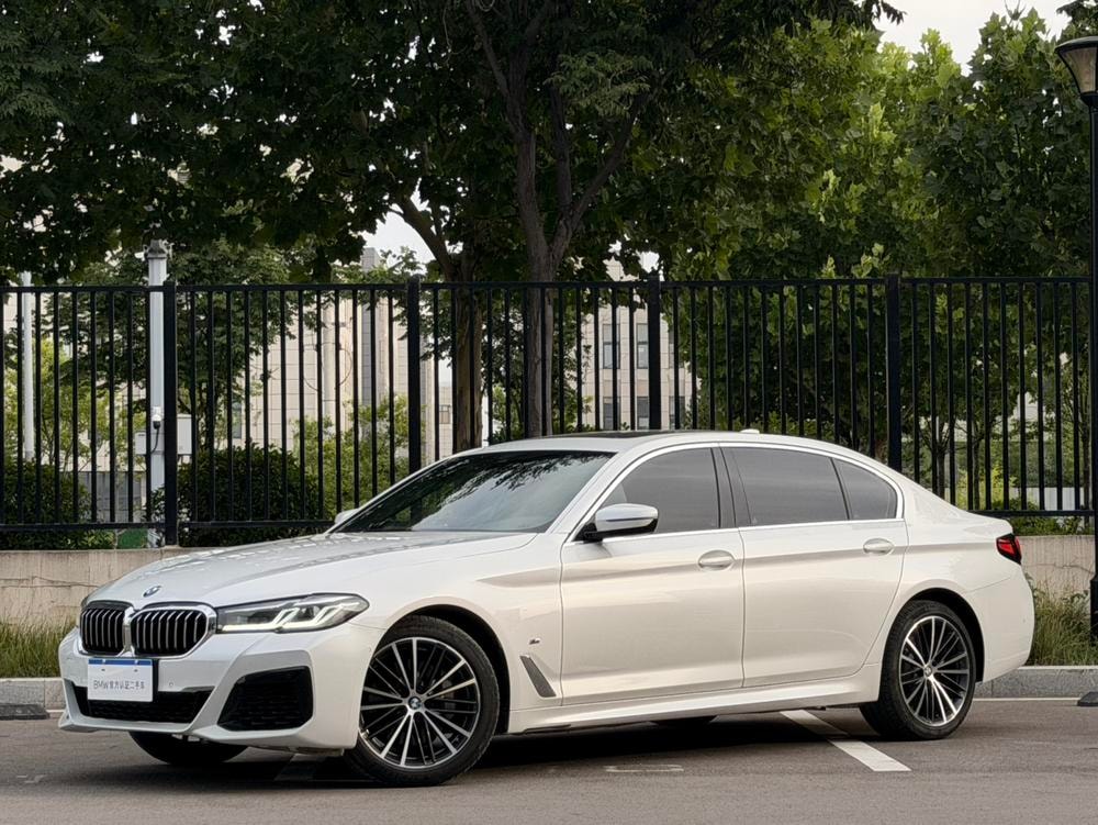 BMW 5-Series 2023 — фото автомобиля