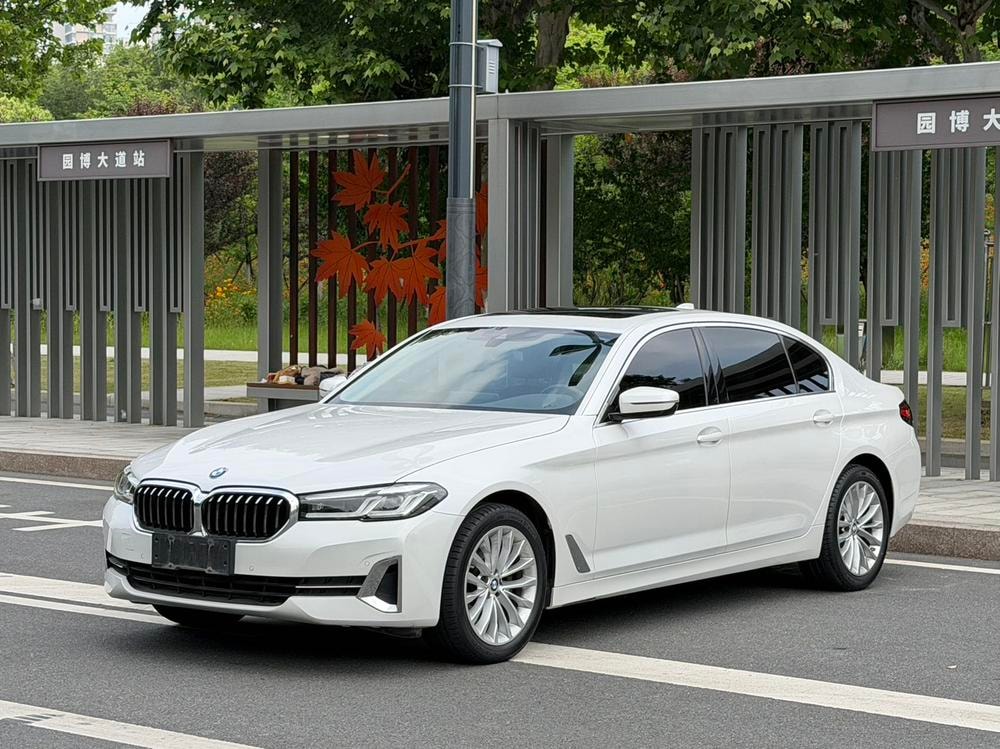BMW 5-Series 2022 — фото автомобиля 1