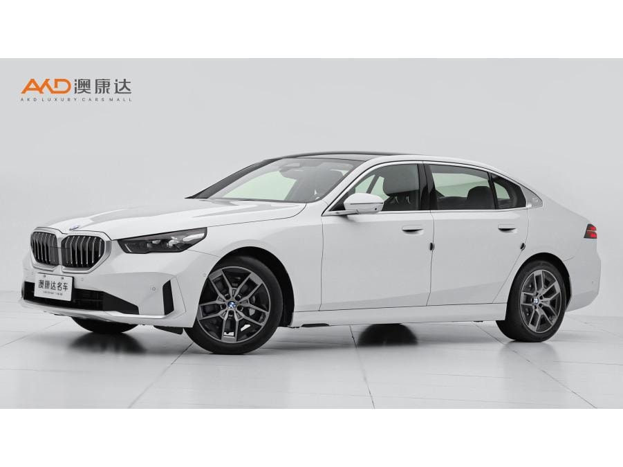 BMW 5-Series 2024 — фото автомобиля 1